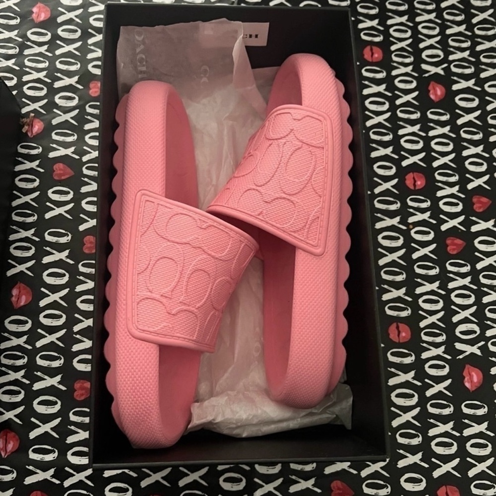 - Coach Obi Rubber 
Flower Pink  Slides Sandals Flip Flop size 7 in box VGC 1x